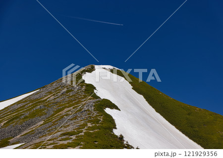 北アルプス・爺ヶ岳山頂と登山者、飛行機雲 北アルプス・爺ヶ岳山頂と登山者、飛行機雲 121929356