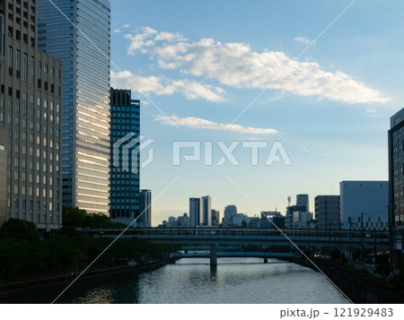 川沿いにある街の夕暮れ時 川沿いにある街の夕暮れ時 121929483