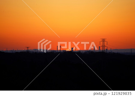 【初日の出】東京都多摩丘陵から見る房総半島から昇る日の出（日の出直前） 121929835