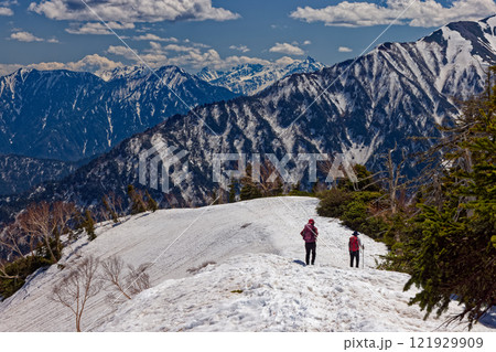 残雪の爺ヶ岳南尾根を行く登山者と槍・穂高連峰の眺め 残雪の爺ヶ岳南尾根を行く登山者と槍・穂高連峰の眺め 121929909