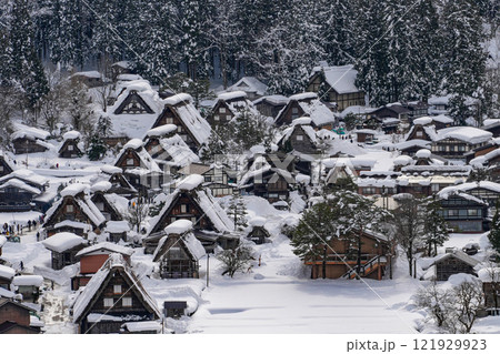 豪雪の白川郷 121929923