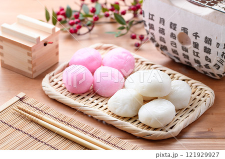 笊にのせた紅白の丸餅 笊にのせた紅白の丸餅 121929927