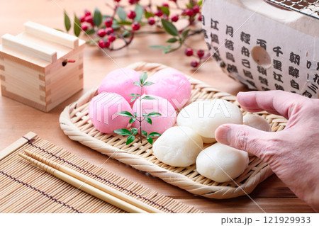 笊にのせた紅白の丸餅 121929933