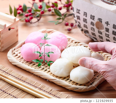 笊にのせた紅白の丸餅 121929935
