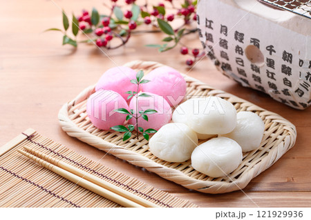 笊にのせた紅白の丸餅 笊にのせた紅白の丸餅 121929936