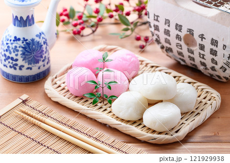 笊にのせた紅白の丸餅 121929938