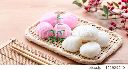 笊にのせた紅白の丸餅 笊にのせた紅白の丸餅 121929940