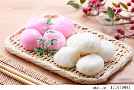 笊にのせた紅白の丸餅 121929941