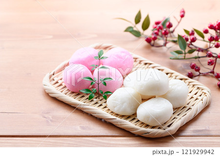 笊にのせた紅白の丸餅 121929942