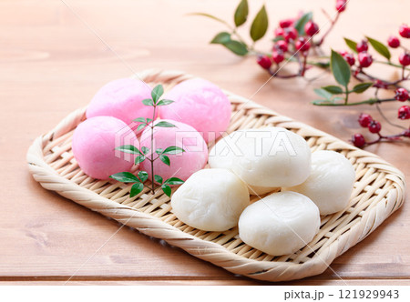 笊にのせた紅白の丸餅 121929943