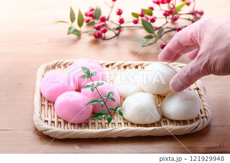 笊にのせた紅白の丸餅 121929948