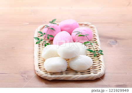 笊にのせた紅白の丸餅 121929949