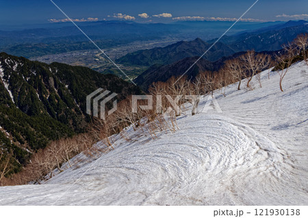 残雪の爺ヶ岳南尾根から見る安曇野の街並み 121930138