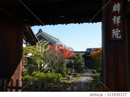 妙心寺 麟祥院 山門から境内を望む 京都市右京区花園 妙心寺 麟祥院 山門から境内を望む 京都市右京区花園 121930157