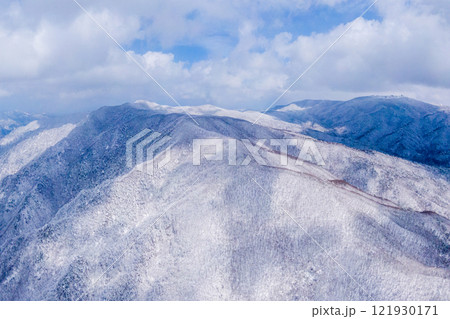 Snowy scenery of Odaesan in PySnowy scenery of Odaesan in Pyeongchang-gun, Gangwon-doeongchang-gun, Gangwon-do 121930171