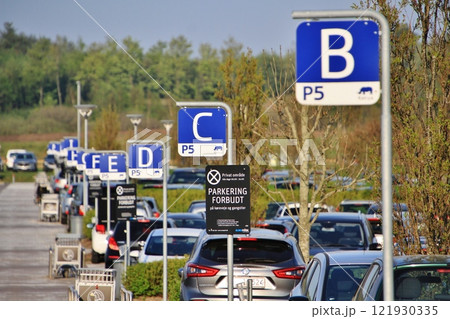 デンマーク・ビルン空港の駐車場 121930335