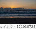 冬の海から見る日の出 121930728