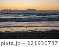 冬の海から見る日の出 121930737