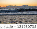 冬の海から見る日の出 121930738
