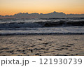 冬の海から見る日の出 121930739