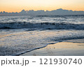 冬の海から見る日の出 121930740