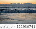 冬の海から見る日の出 121930741