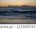 冬の海から見る日の出 121930742
