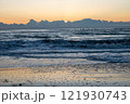 冬の海から見る日の出 121930743