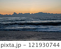 冬の海から見る日の出 121930744