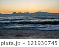 冬の海から見る日の出 121930745