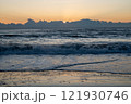 冬の海から見る日の出 121930746
