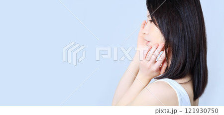 女性のポートレート　ビューティーイメージ 121930750