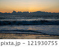 冬の海から見る日の出 121930755