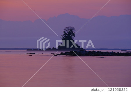 薄紫色に染まった朝空と立山連峰剱岳を背景にした富山湾雨晴海岸女岩のシルエット Ver2 薄紫色に染まった朝空と立山連峰剱岳を背景にした富山湾雨晴海岸女岩のシルエット Ver2 121930822