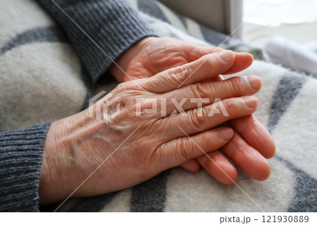 膝の上に置いた高齢女性の手元 121930889