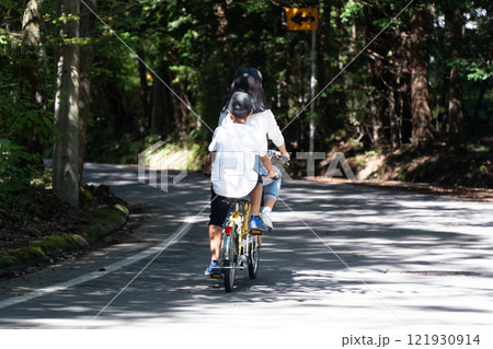 軽井沢でサイクリングを楽しむ家族 121930914