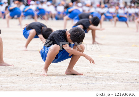 運動会でソーラン節を踊る小学生の男の子 121930916