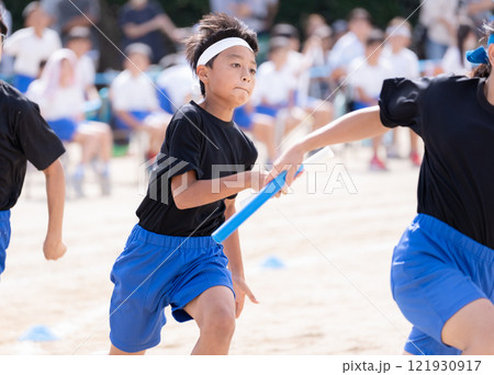 運動会でリレーを走る小学生の男の子 121930917
