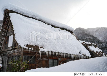 豪雪の白川郷 121931276