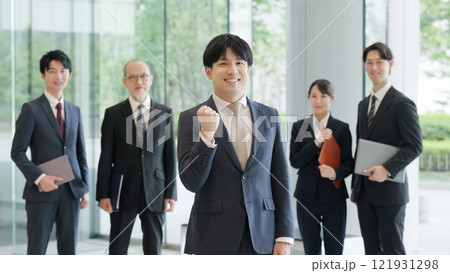 笑顔でガッツポーズをするビジネスマン 121931298