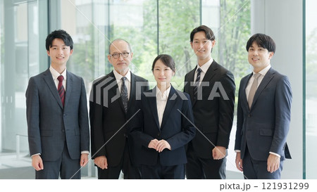 笑顔で立つビジネスパーソン 121931299