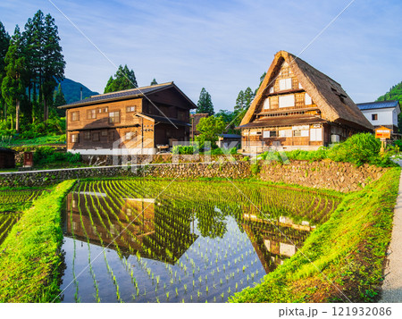 朝日が照らす合掌造りの里　五箇山　相倉集落 121932086