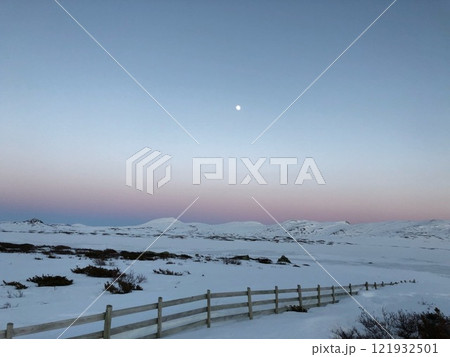 北欧　ノルウェー　雪景色　夕暮れの空に月　凍りついた湖 121932501