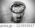 コップの水 121933037