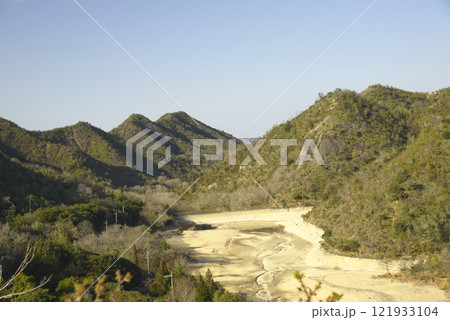 兵庫県・加西市古法華自然公園冬の古法華池 121933104