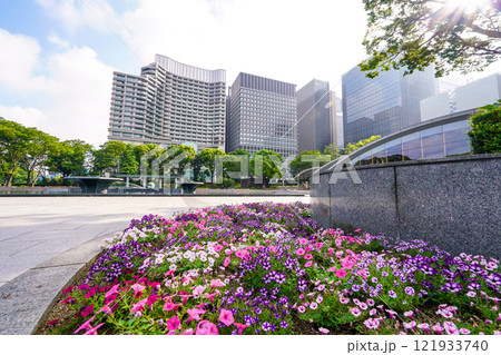 花壇の美しい晴れた朝の和田倉噴水公園（東京都千代田区） 121933740