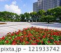 花壇の美しい晴れた朝の和田倉噴水公園（東京都千代田区） 121933742