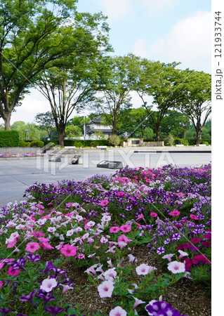 花壇の美しい晴れた朝の和田倉噴水公園(東京都千代田区) 花壇の美しい晴れた朝の和田倉噴水公園(東京都千代田区) 121933744