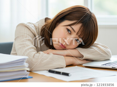 仕事に行き詰った若い女性社員 仕事に行き詰った若い女性社員 121933856