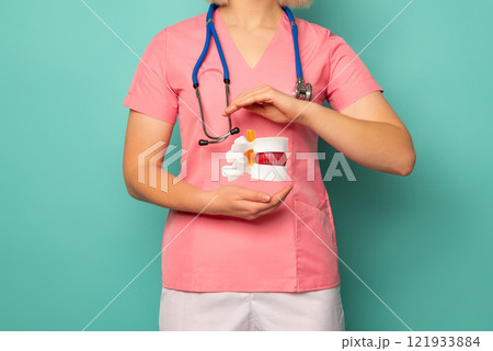 Orthopedist and surgeon with model or anatomical model of spine Orthopedist and surgeon with model or anatomical model of spine 121933884